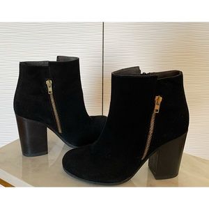 ❗️Suede black leather ankle booties made in Italy in excellent condition ❗️